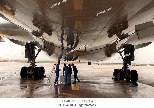Aircraft mechanics check at Dusseldorf airport a Boeing 767-300 of the airline LTU, taken on 29.4.1997. | usage worldwide
