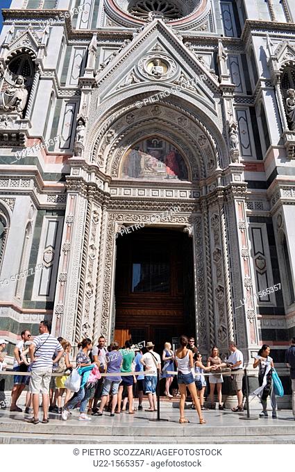 Firenze (Italy): tourists in line to enter Santa Maria del Fiore’s Cathedral