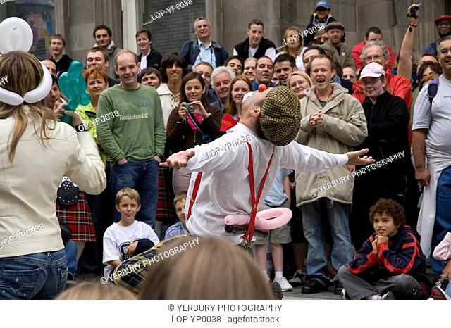 Scotland, Lothian, Edinburgh, Street performers entertain bystanders
