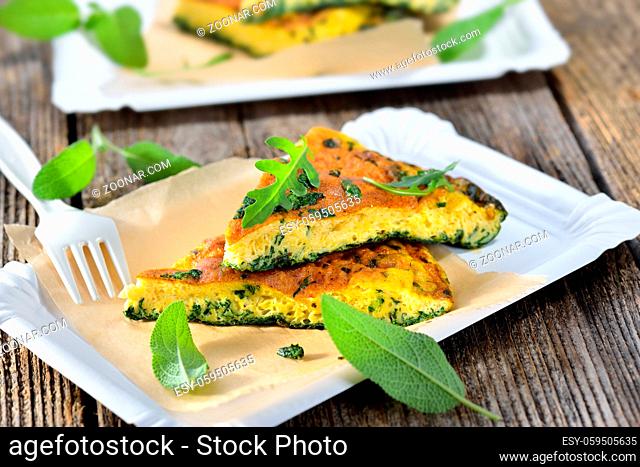 Deftiges Kräuteromelette mit Parmesan portionsgerecht geschnitten - Cuts of delicious herb omelette