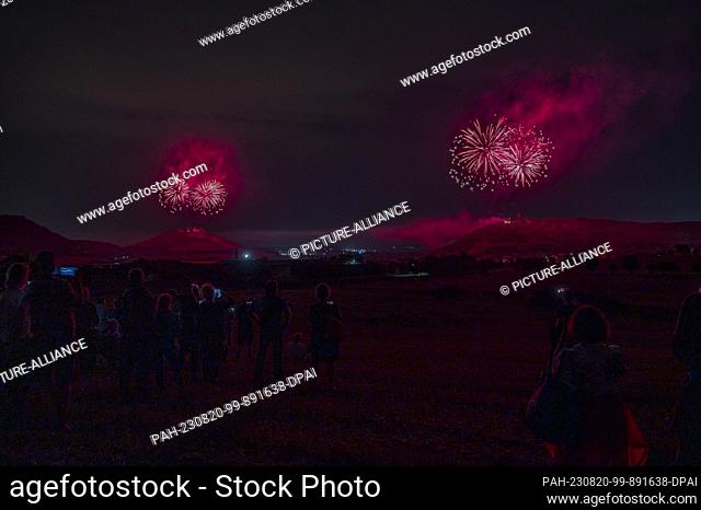 19 August 2023, Thuringia, Drei Gleichen: High-altitude fireworks during the Drei(n)schlag over Gleichen Castle (l-r) and the Mühlburg