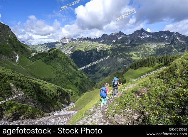 Two hikers on a hiking trail, mountains behind, Heilbronner Weg, Allgäu Alps, Oberstdorf, Bavaria, Germany, Europe