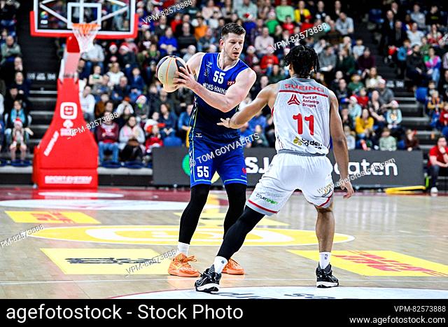 Mons' Leon Santelj and Antwerp's Justice Sueing pictured in action during a basketball match between Antwerp Giants and Mons Hainaut