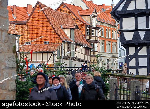 27 November 2022, Saxony-Anhalt, Quedlinburg: Visitors walk through the city Quedlinburg. Quedlinburg once again attracted thousands of visitors to the city on...
