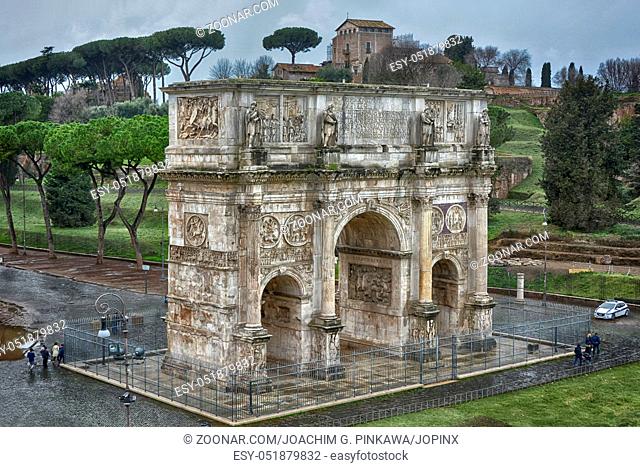 Der Konstantinsbogen ist ein dreitoriger Triumphbogen in Rom. Er wurde zu Ehren des Kaisers Konstantin in Erinnerung an dessen Sieg bei der Milvischen Brücke im...