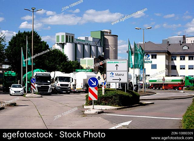 Mainz, Deutschland - Juni 10, 2017: Lastkraftwagen parken vor dem Eingang des Betriebsgeländes der Firma Heidelberg Zement am 10. Juni 2017 in Mainz