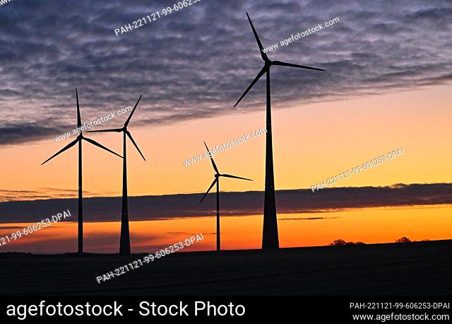 19 November 2022, Brandenburg, Treplin: Morning atmosphere over the landscape with wind turbines. Photo: Patrick Pleul/dpa
