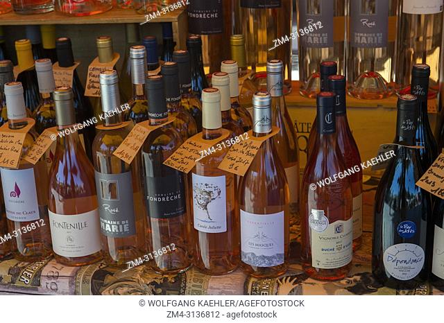 Wines for sale on the weekly market in Menerbes, a small village on a hill between Avignon and Apt, in the Luberon, Provence-Alpes-Cote d Azur region in...
