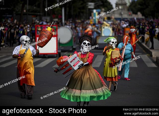 31 October 2021, Mexico, Mexiko-Stadt: With costumes, masks and masks customized for the occasion, hundreds of people came to the center of Mexico City to enjoy...