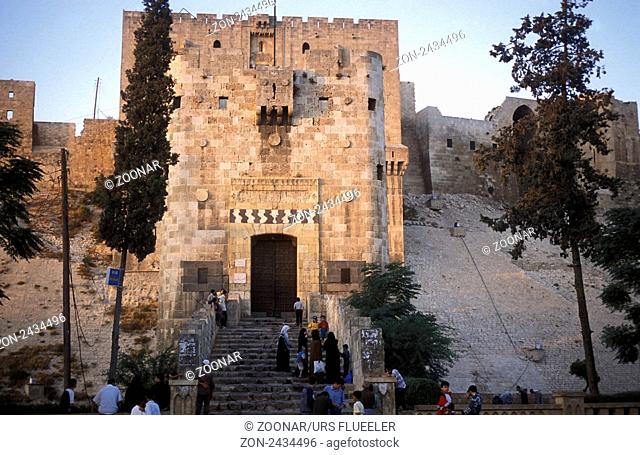 Die Zitadelle in der Altstadt von Aleppo im Norden von Syrien im Nahen Osten
