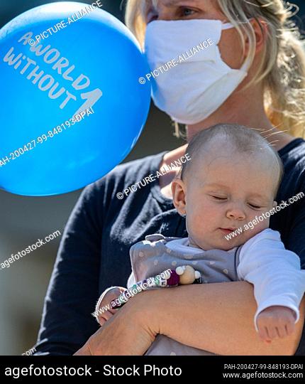 27 April 2020, Saxony, Dresden: Five-month-old Ylvie from Oderwitz is held in her arms by her mother during a press appointment
