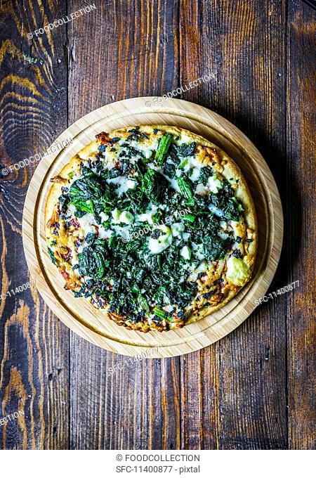 Pizza with spinach, mozzarella and goat's cheese (seen from above)