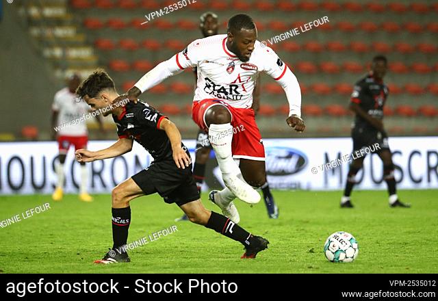 Essevee's Jannes Van Hecke and Mouscron's Harlem Gnohere fight for the ball during a soccer match between RE Mouscron and Essevee SV Zulte-Waregem
