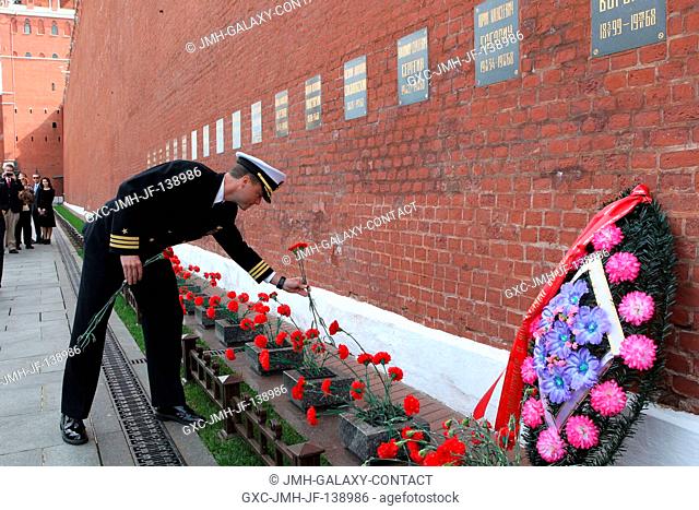 At the Kremlin Wall in Moscow's Red Square, Expedition 4041 Flight Engineer Reid Wiseman of NASA lays flowers May 8 at the spot where Yuri Gagarin