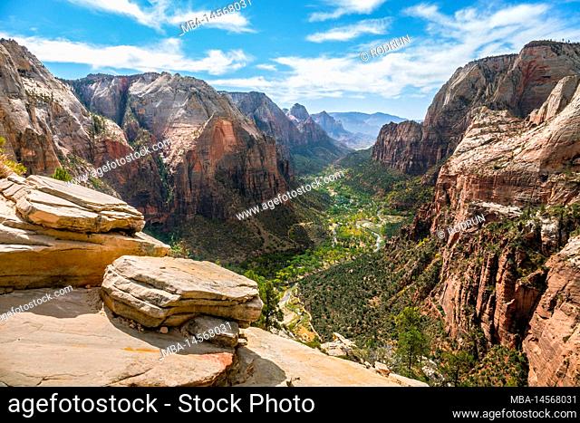 Zion National Park is located in southwestern Utah on the border with Arizona. It has an area of 579 kö² and lies between 1128 m and 2660 m altitude