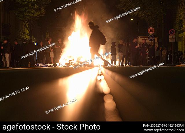 26 September 2023, Saxony, Leipzig: Burning barricades on Eisenbahnstraße. Rioting broke out during a left-wing protest against the eviction of a squatted house
