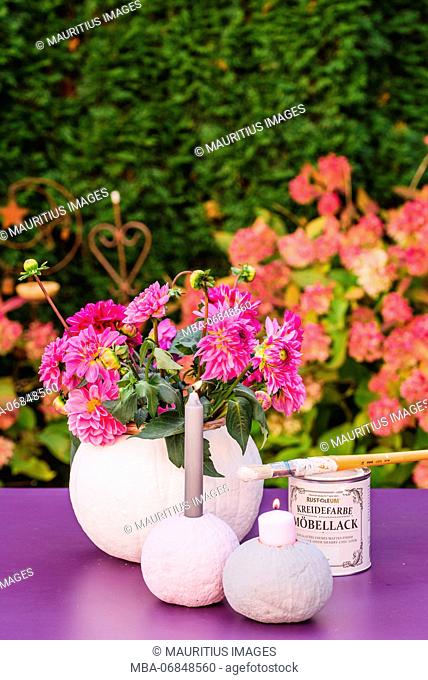 Table decoration, pumpkins, vase, flowers, candles, brushes, chalk colour