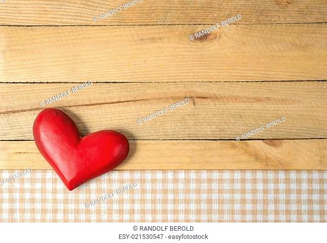 Rotes Herz auf Holz Hintergrund