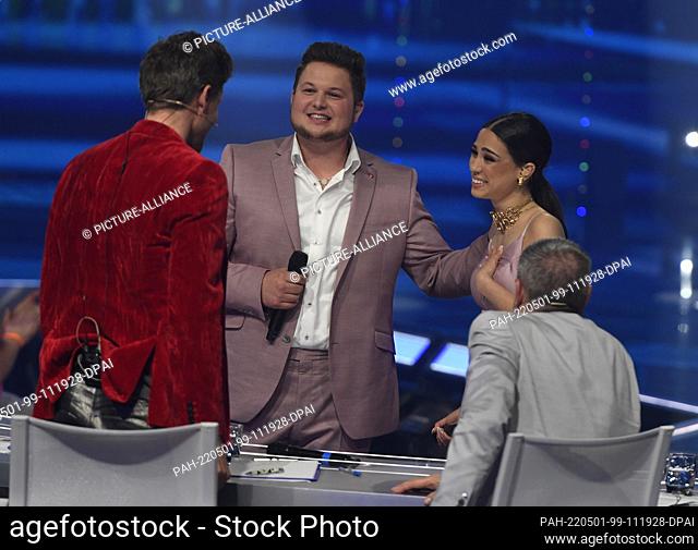 30 April 2022, North Rhine-Westphalia, Cologne: Harry Laffontien (2nd from left) and Melissa Mantzoukis (2nd from right) are happy after their performance of...
