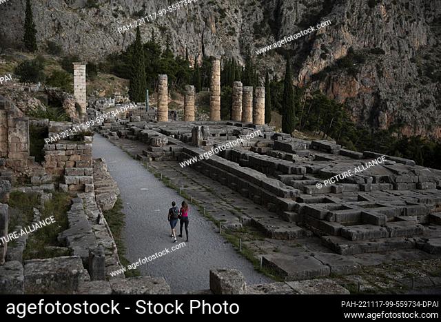 17 November 2022, Greece, Delphi: Tourists walk through the archaeological site of Delphi, a Unesco World Heritage Site. At a conference to mark the 50th...