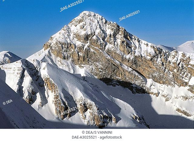 Pizzo Cefalone peak seen from the crest of Monte Portella covered in snow, Campo Imperatore, Gran Sasso and Monti della Laga National Park, Abruzzo, Italy