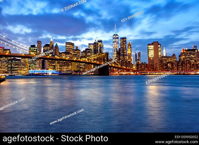 New York, Vereinigte Staaten - 28. Februar 2020: New York City Skyline Nacht Stadt Manhattan Brooklyn Bridge World Trade Center WTC in New York, USA