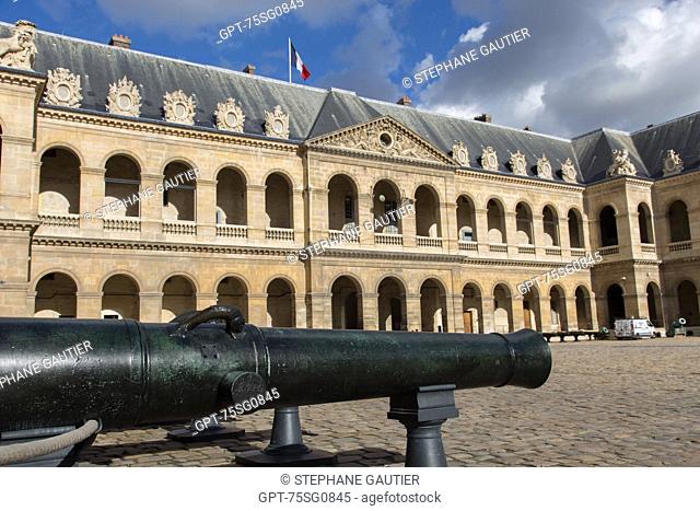COURTYARD OF LES INVALIDES, HOTEL NATIONAL DES INVALIDES, FOUNDED BY LOUIS XIV IN 1670 TO CARE FOR INVALID SOLDIERS, IT IS TODAY A CENTER FOR NATIONAL...
