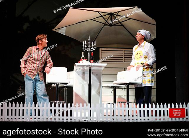 20 October 2020, Berlin: Guido Hammesfahr (l) and Marten Sand play in the photo rehearsal of the play ""A strange couple"" in the Schlosspark Theater