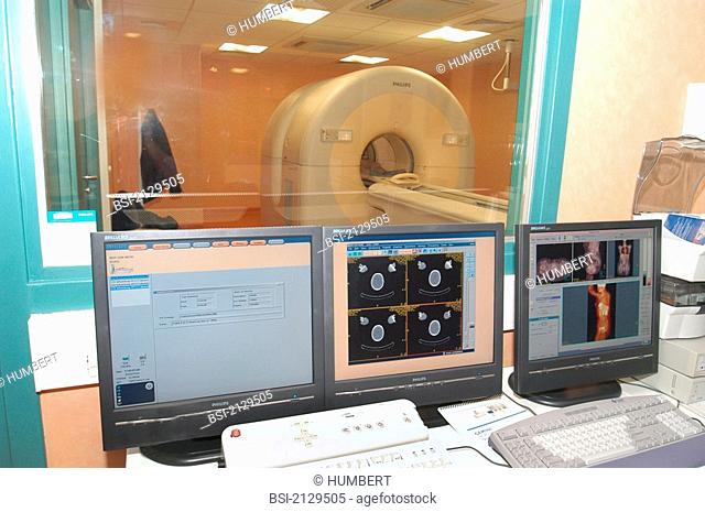 PETSCAN<BR>Private hospital in Antony, France.<BR>Department of  nuclear medicine. PET-TDM or PET scan : equipment of positrons emission tomography coupled to a...
