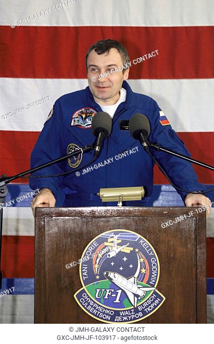 Cosmonaut Vladimir N. Dezhurov, Expedition Three flight engineer representing Rosaviakosmos, speaks from the podium in Hangar 990 at Ellington Field during the...