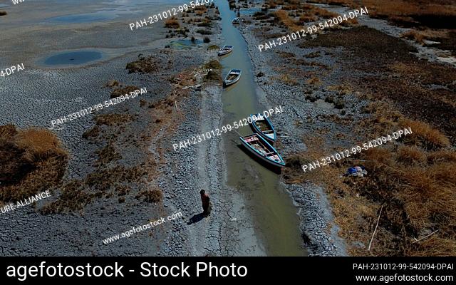 11 October 2023, Bolivia, Huarina: Boats stand on an almost dry shore of Lake Titicaca near the town of Huarina. Due to low rainfall and high heat