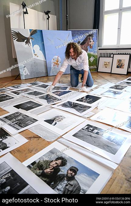 11 September 2020, Berlin: The Berlin photographer Andre Kowalski at a photo session. His pictures will be shown in the exhibition AENO Painting and Photography...