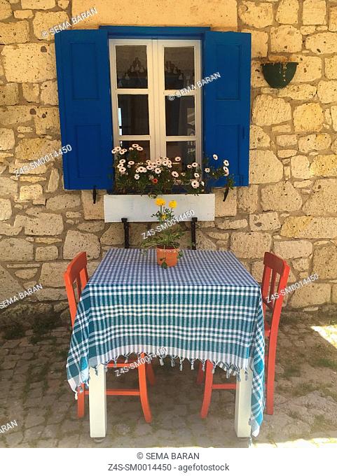 Lonely table waiting for guests at the cafe in Alacati town, the historic centre of Zeytineli Koeyue, Cesme, Izmir, Aegean Coast, Turkey, Europe