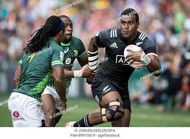 Siviwe Soyizwapi (RSA, 6) and Branco du Preez (RSA, 7) battles with Joe Ravouvou (NZ, 9) during a match between South Africa and New Zealand at the Rugby Sevens...