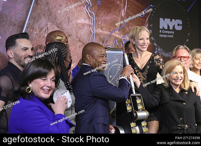Empire State Building, New York, USA, January 18, 2022 - New York City Mayor Eric Adams and Actors from Disney's Aladdin during a visit to the The Empire State...