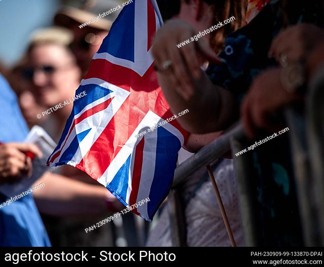 09 September 2023, North Rhine-Westphalia, Duesseldorf: Onlookers hold a British flag at the opening of the 6th Invictus Games at City Hall