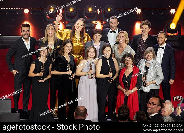 20 October 2021, Hamburg: Giovanni Zarrella (l-r), singer, Daniela Hinz, award winner, Kristina Flohr, award winner Leonie Deimann, award winner, Jasmin Wagner