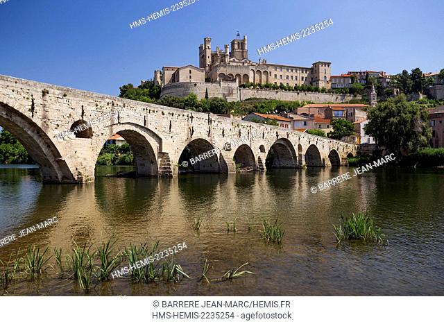 France, Herault, Beziers, Saint Nazaire Cathedral and the Pont Vieux on the Orb River
