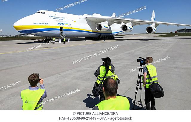 07 May 2018, Germany, Schkeuditz, Leipzig-Halle airport: Journalists and visitors photograph and film the closing of the front flap of an Antonov 225
