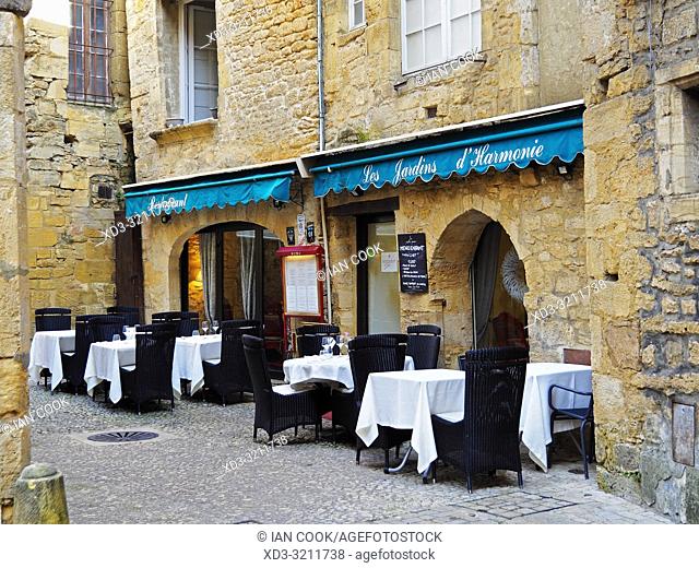 outdoor restaurant, Sarlat-la-Caneda, Dordogne Department, Nouvelle-Aquitaine, France
