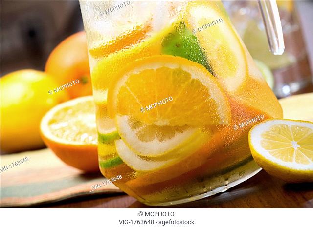 Lemon, orange and carafe with citrus ice water - 01/01/2009