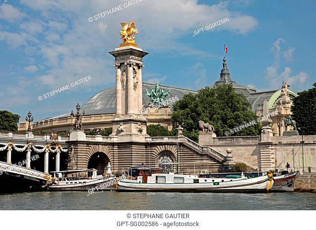 THE GRAND PALAIS BEHIND THE PONT ALEXANDRE III BRIDGE, MONUMENTS BUILT AT THE END OF THE 19TH CENTURY FOR THE 1900 WORLD EXPO, PARIS 75, FRANCE