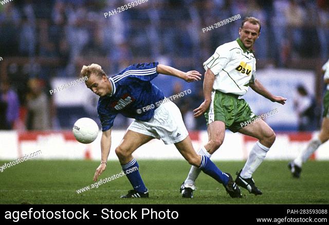 Fuvuball, firo: 04.10.1993 Fuvuball, 1. Bundesliga, 1993/1994, 93/94 archive pictures, archive photo matchday 10 FC Schalke 04, S04 - Werder Bremen 1:1 duels