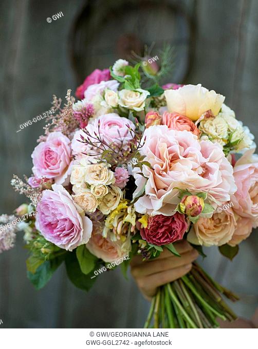 ROSA ABRAHAM DARBY WITH RANUNCULUS GARDEN ROSES SPRAY ROSES AND FOLIAGE