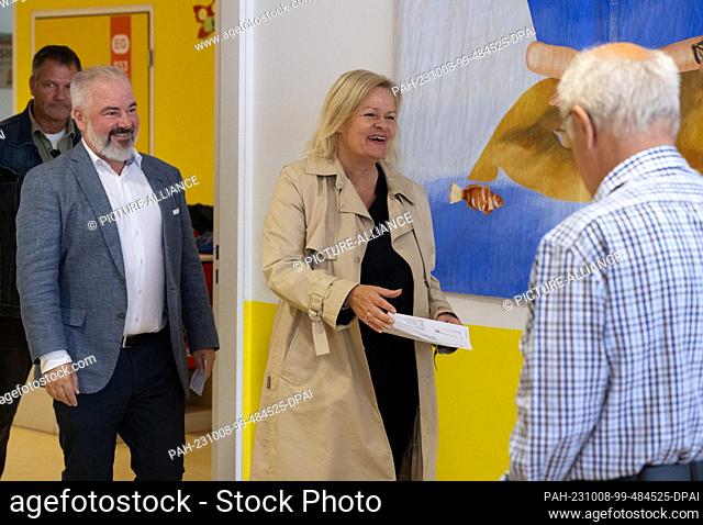 08 October 2023, Hesse, Schwalbach: Nancy Faeser (SPD), top candidate of the SPD and Federal Minister of the Interior, arrives with her husband Eyke Grüning...