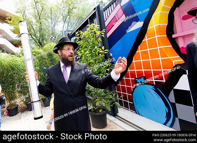 25 June 2023, Berlin: Rabbi Yehuda Teichtal holds a mezuzah (scripture capsule) at the opening tour of the Pears Jewish Campus (PJC)