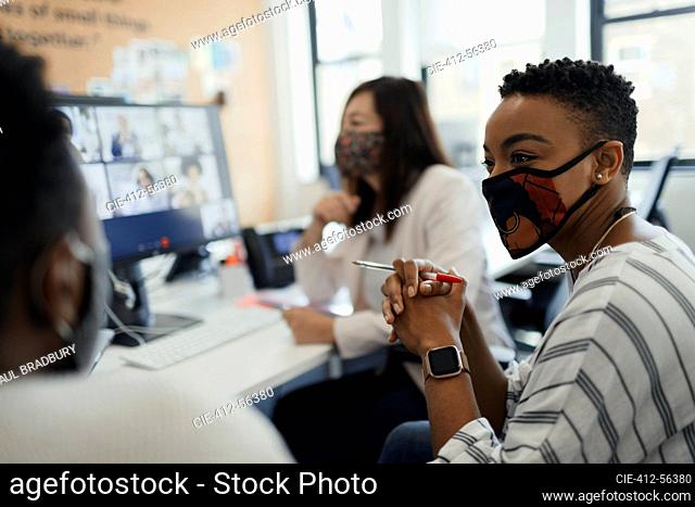 Gente de negocios en videoconferencia de máscaras faciales en la computadora de la oficina