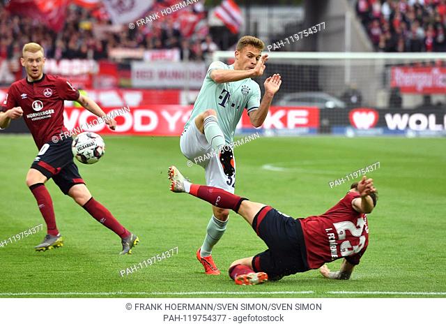 Joshua KIMMICH (FC Bayern Munich), action, duels versus Tim LEIBOLD (1.FC Nuremberg)., Penalty area.Li: Sebastian KERK (1.FC Nuremberg). Soccer 1