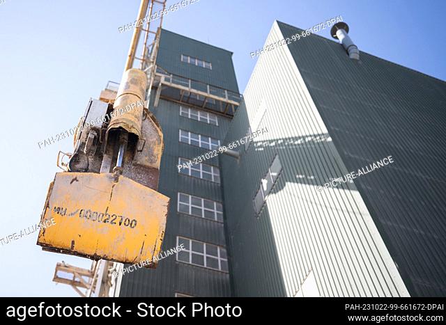 21 October 2023, Ukraine, Mykolajiw: A suction cup hangs from a grain elevator belonging to Nibulon, a Ukrainian agricultural