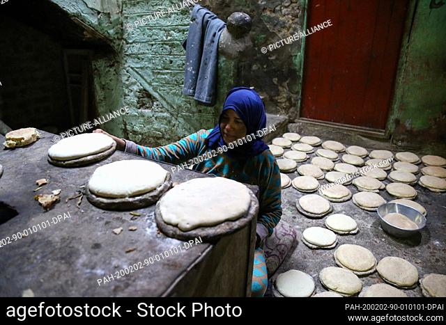 29 January 2020, Egypt, Manfalut: A picture provided on 02 February 2020 shows a woman baking Sun Bread, known in local dialect as ""Eish Shamsi""